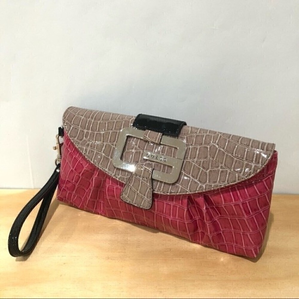Guess Wristlet color‎ gray and pink patent leather - Picture 2 of 10